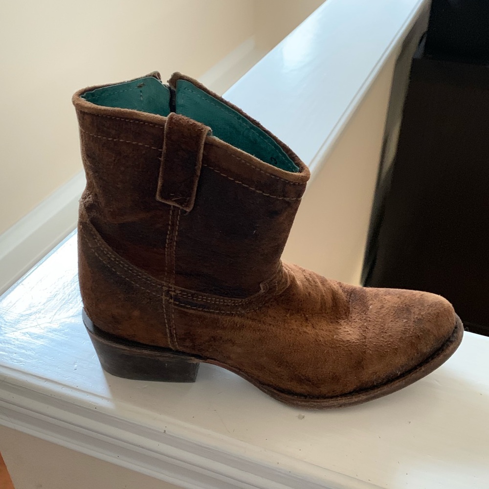 Corral vintage lamb abstract shortie boots.